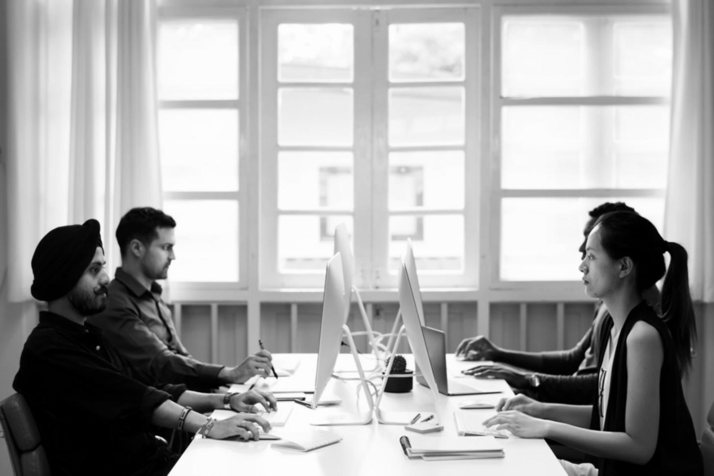 Profesional revisando análisis financieros en oficina moderna