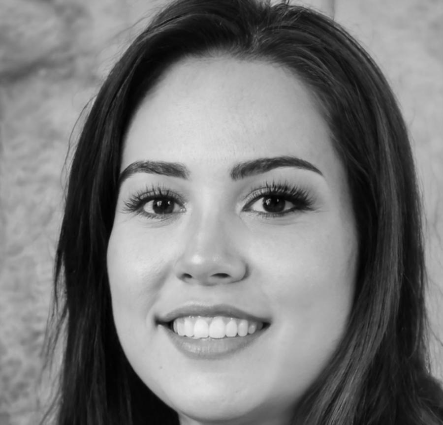 Elena Ruiz, consultora especializada en análisis financiero para pymes
