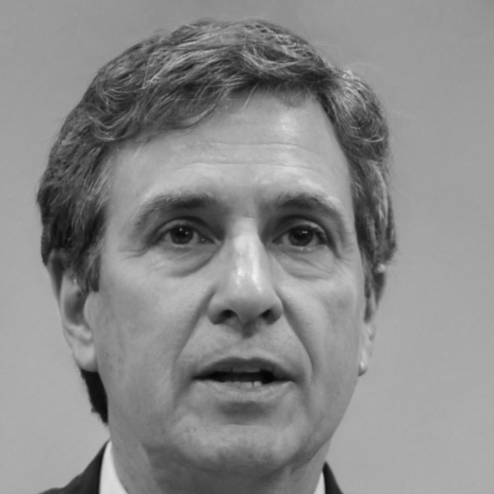 Retrato profesional de Alejandro Martínez